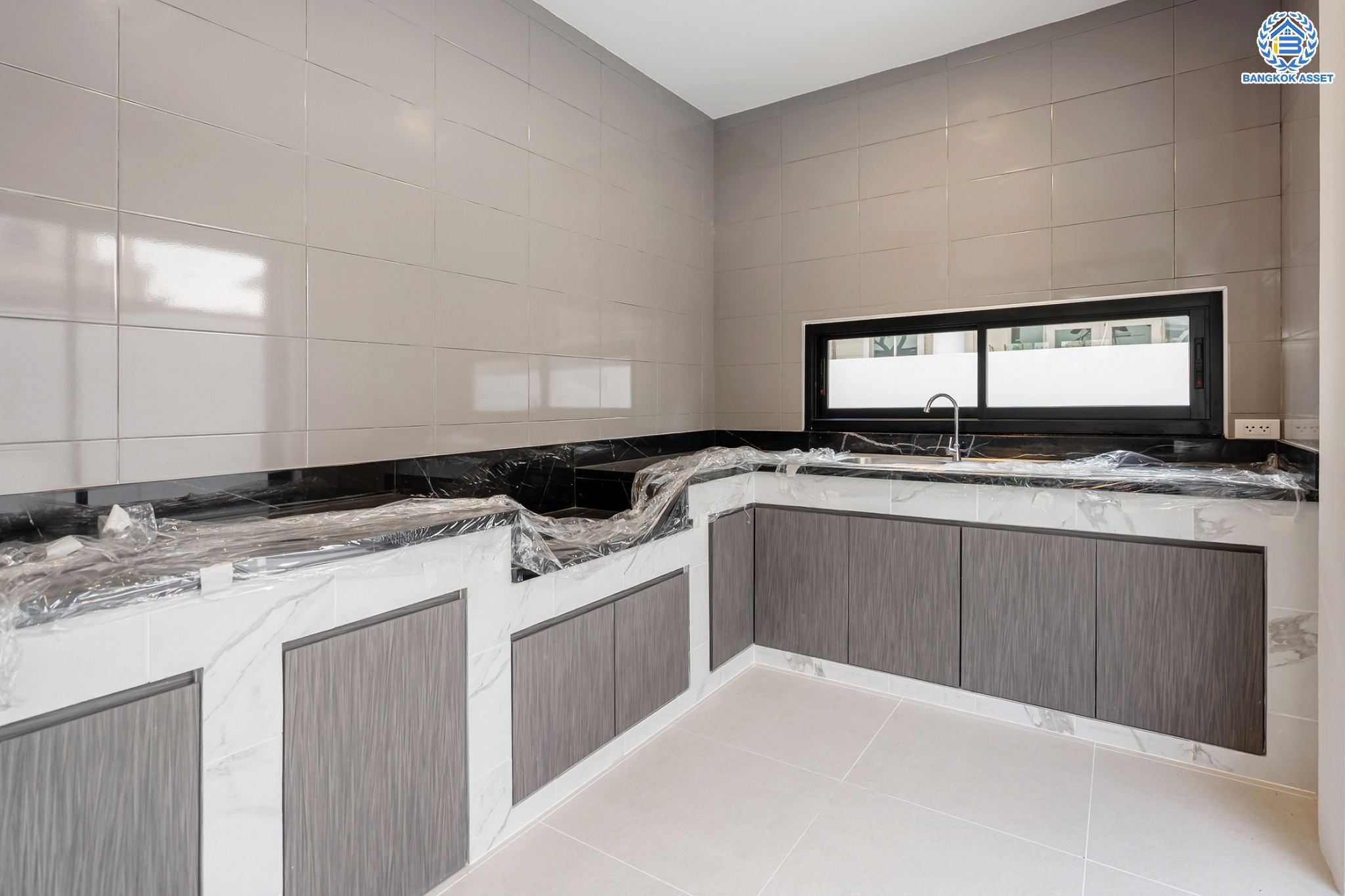 บ้านมือสองตกแต่งใหม่ หลังใหญ่พิเศษ! ม.มัณฑนา ปิ่นเกล้า-กาญจนาภิเษก (ซ.วัดพระเงิน) หลังมุม เนื้อที่ 128.6 ตร.ว. ฟังก์ชันจัดเต็ม 3 ห้องนอน 4 ห้องน้ำ 1 ห้องแม่บ้าน จอดรถได้ถึง 3 คัน เดินทางสะดวกสบาย บนทำเลติดถนนใหญ่ ใกล้เซ็นทรัลเวสต์เกต รถไฟฟ้าสายสีม่วง "สถานีตลาดบางใหญ่" และทางด่วนศรีรัช